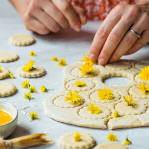 Atelier de pâtisserie avec les plantes sauvages du moment, des gâteaux aux pissenlits dans l'Ain