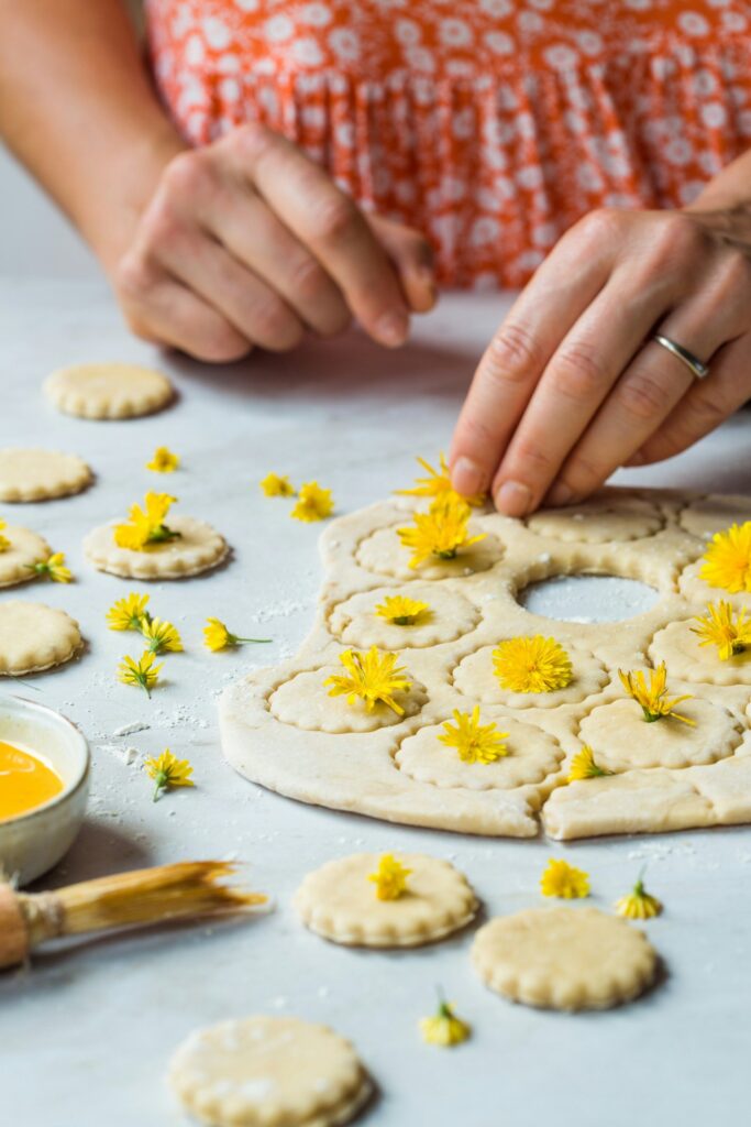 Atelier de pâtisserie avec les plantes sauvages du moment, des gâteaux aux pissenlits dans l'Ain